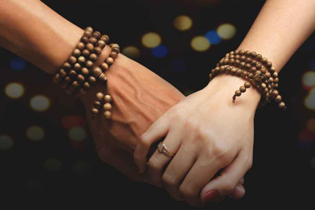 đeo vòng trầm hương tay nào